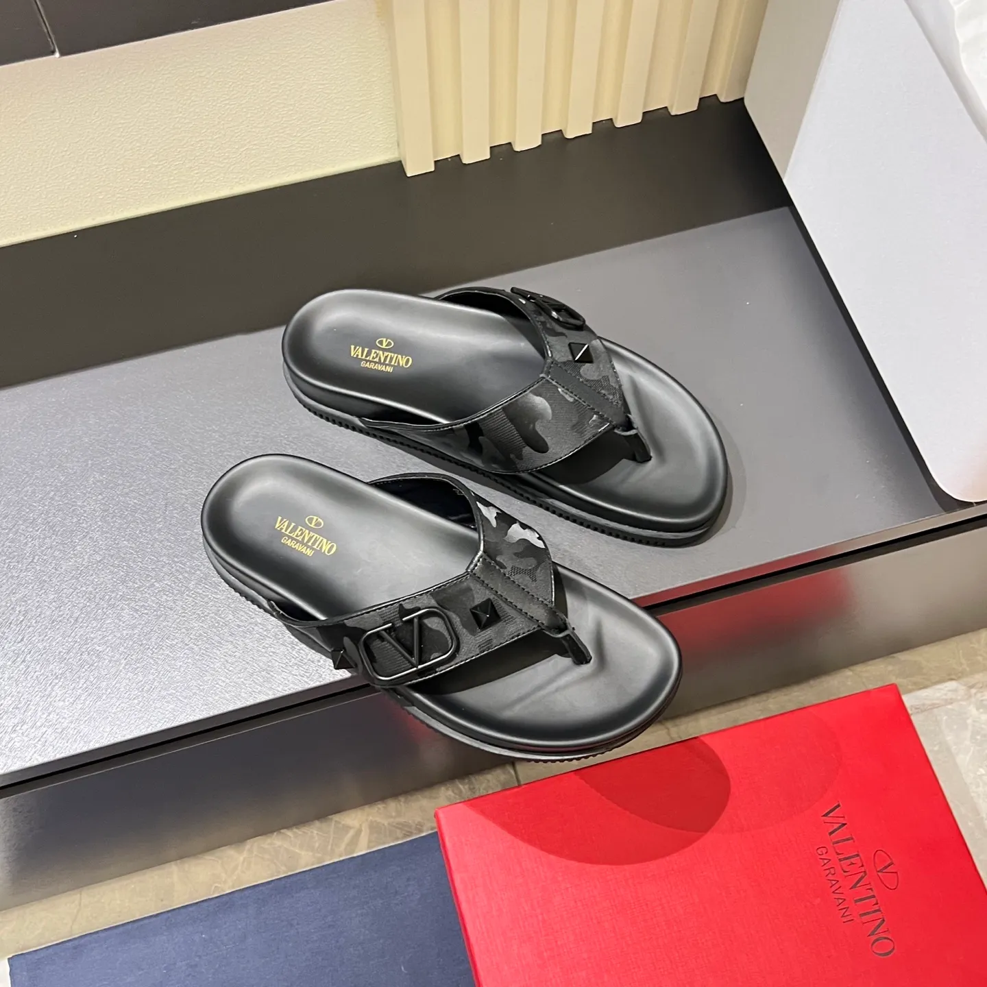 p300《VALENTINO》Warren Men🧍‍♂️Spring and Summer New Style. Cowhide logo flat slippers, elegant sandals, the same style worn by celebrities, original molding, imported calfskin. Rubber outsole. Soft and durable, full set of counter packaging, 38-44!